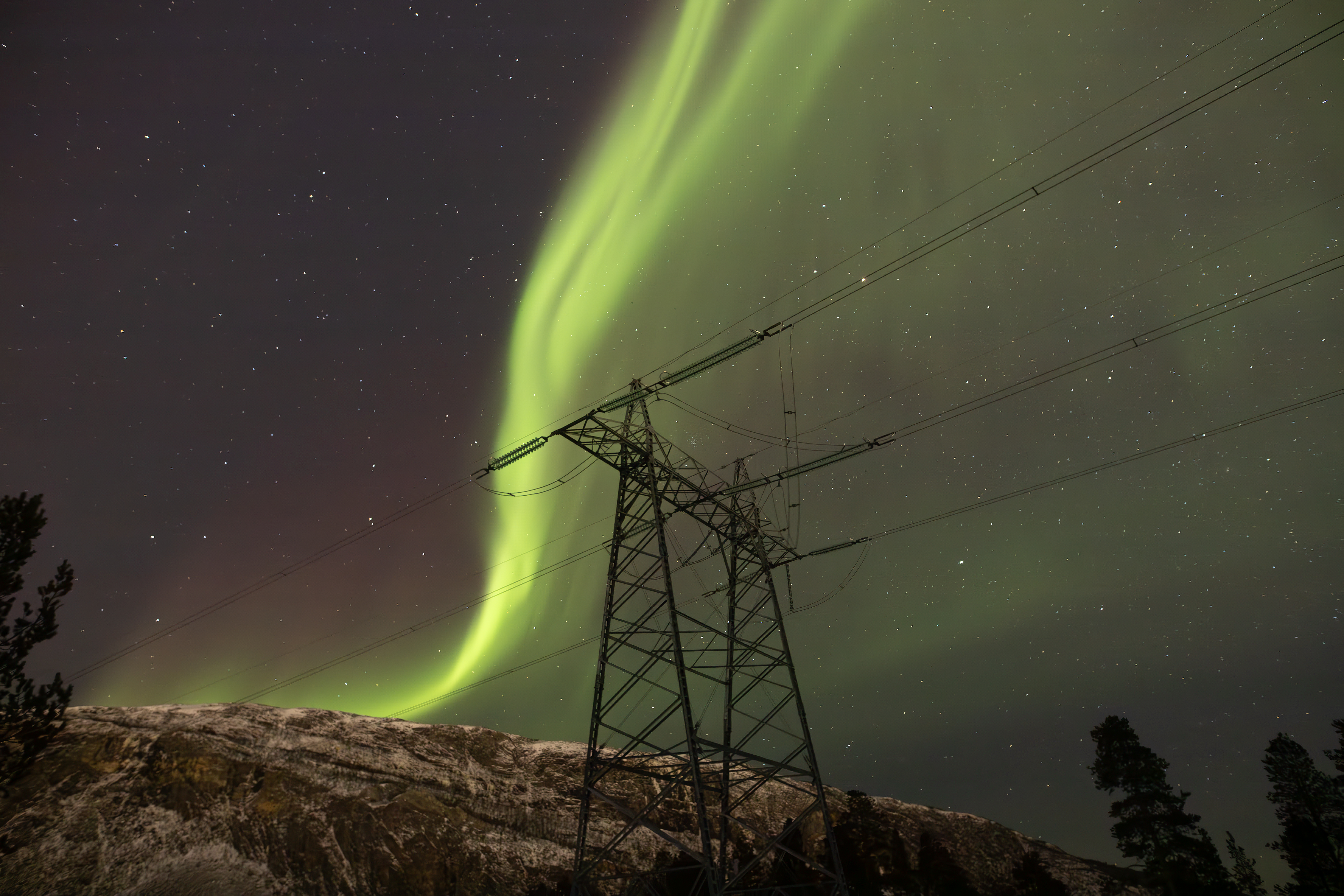 Mast med nordlys. Foto: Malvin Henriksen/Statnett