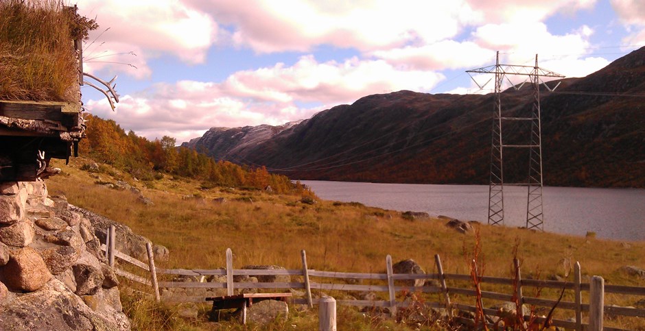 Pylon in front of cottage