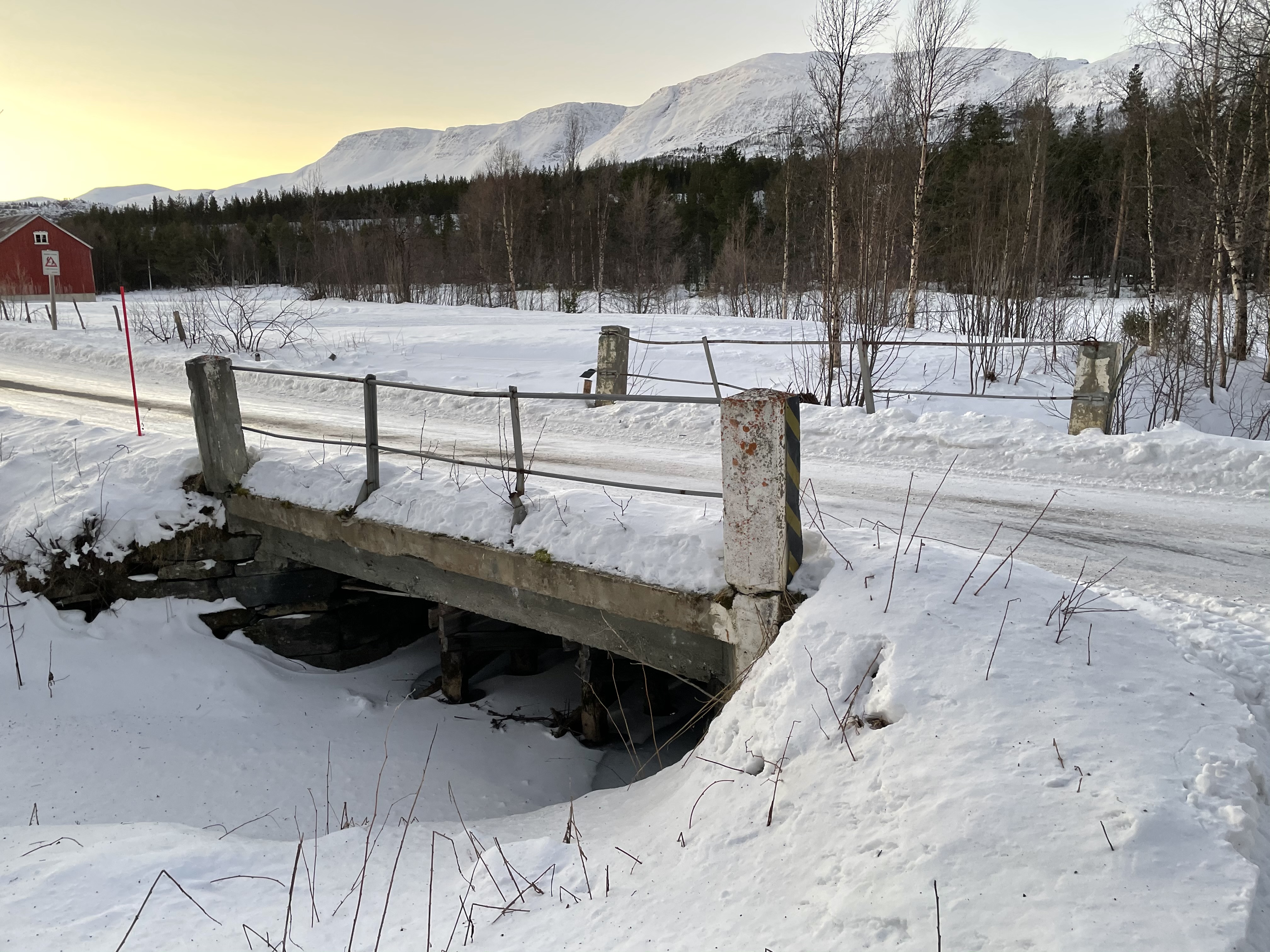 Gammel liten bro på vinterstid 