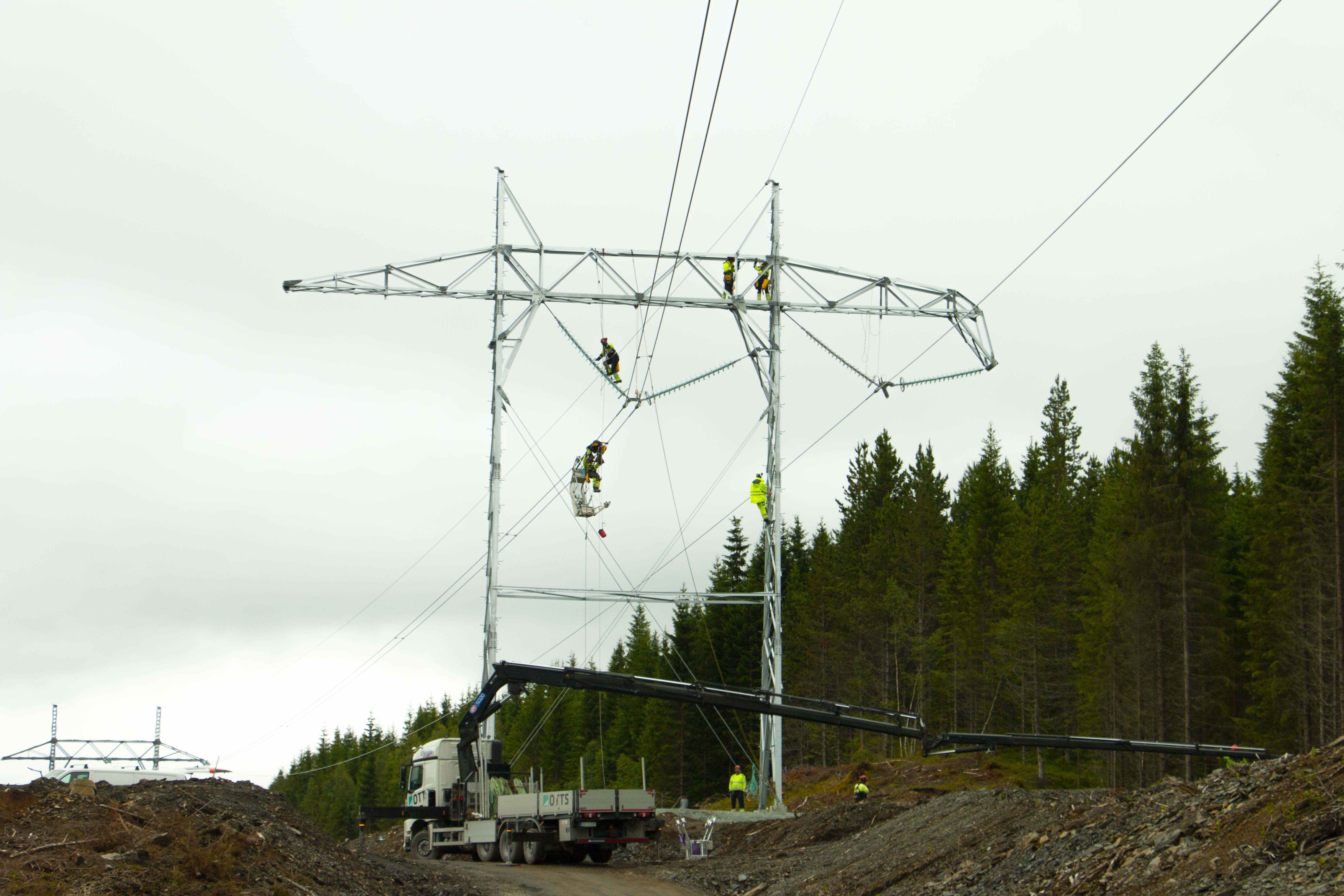 Mannskap som trener på arbeid i høyden
