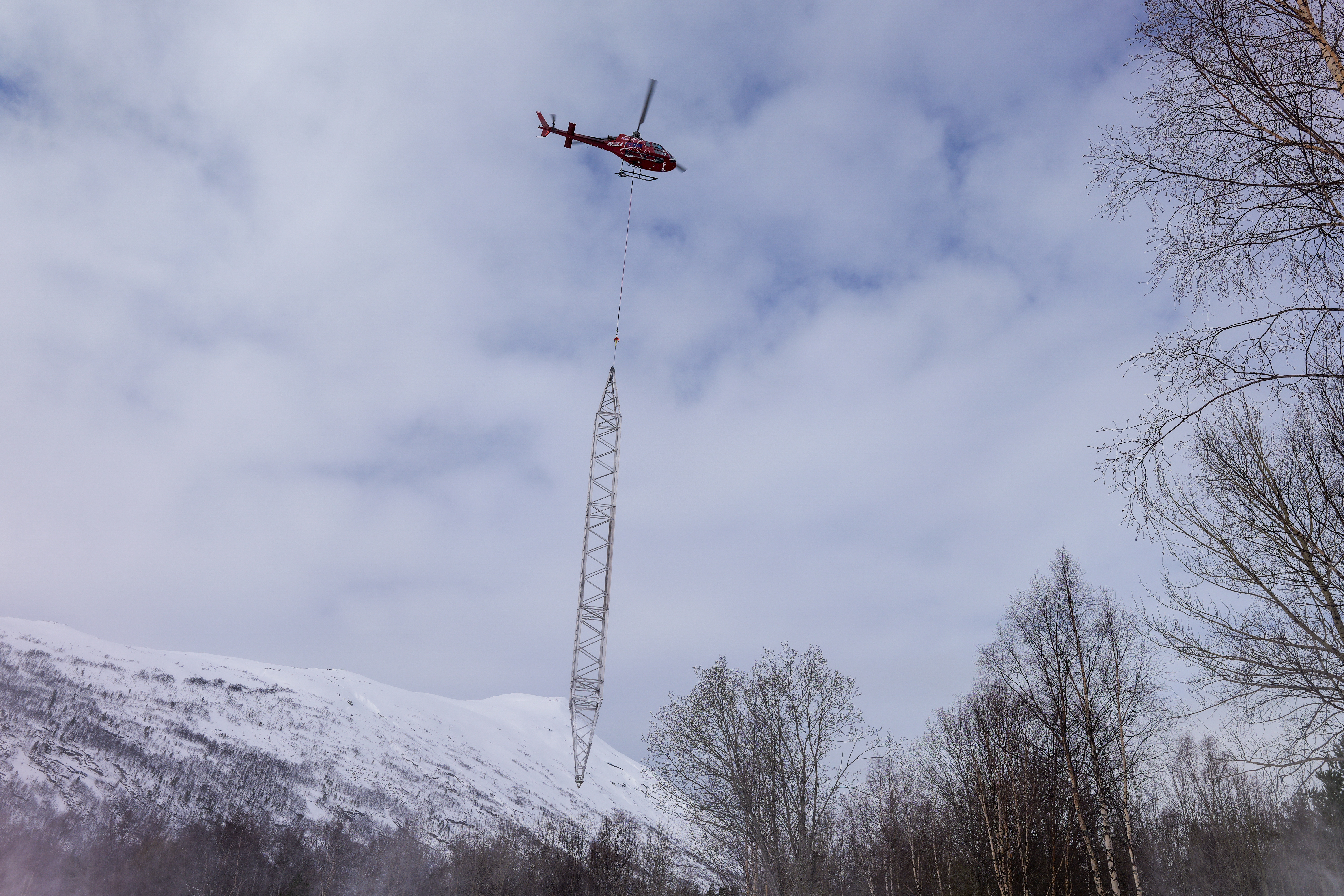 Helikopter og mast hengende ned