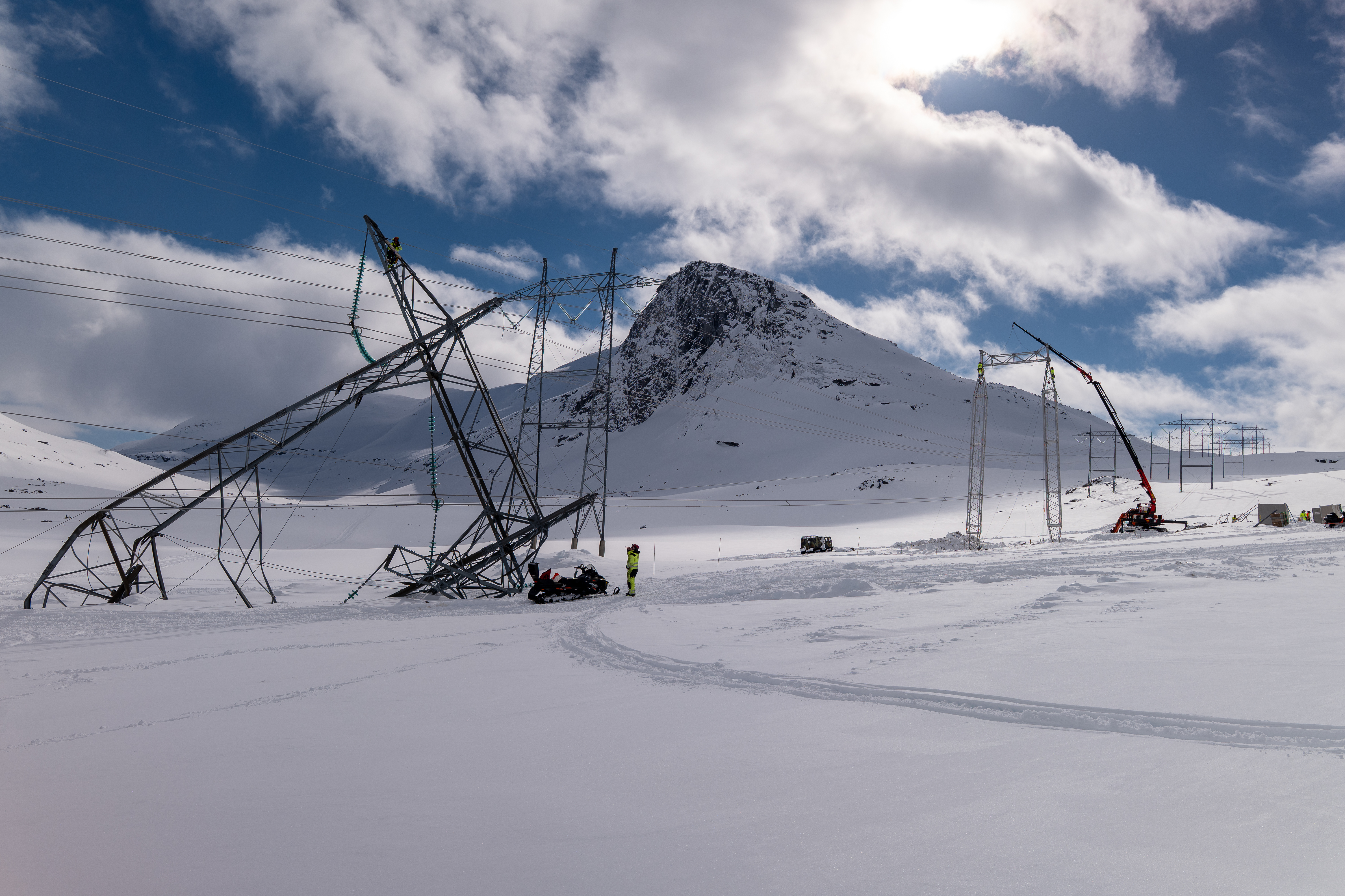 Bilde av ødelagt mast og montering.