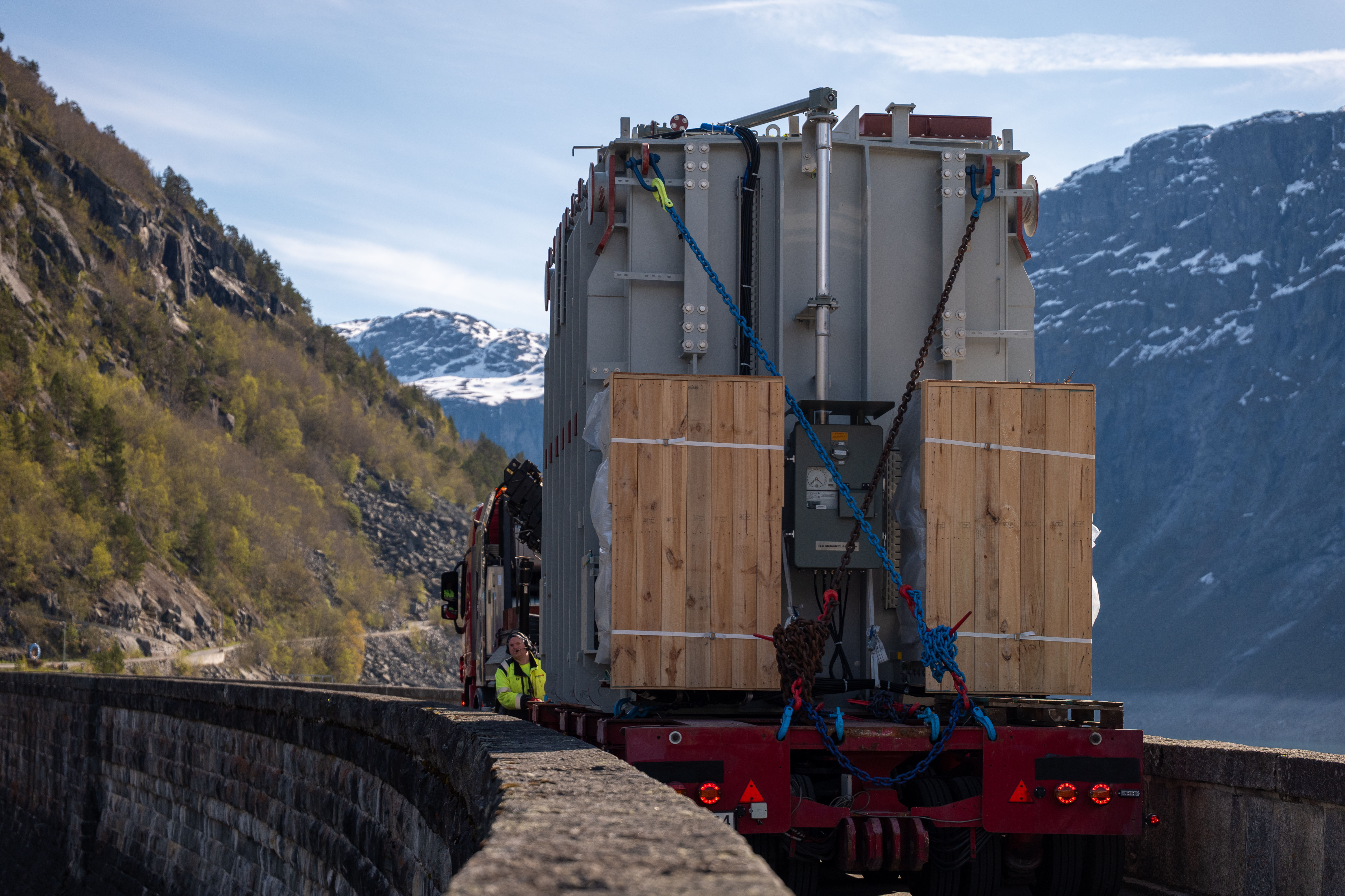 Bilde av lastebil og oppheng av trafo over demningen